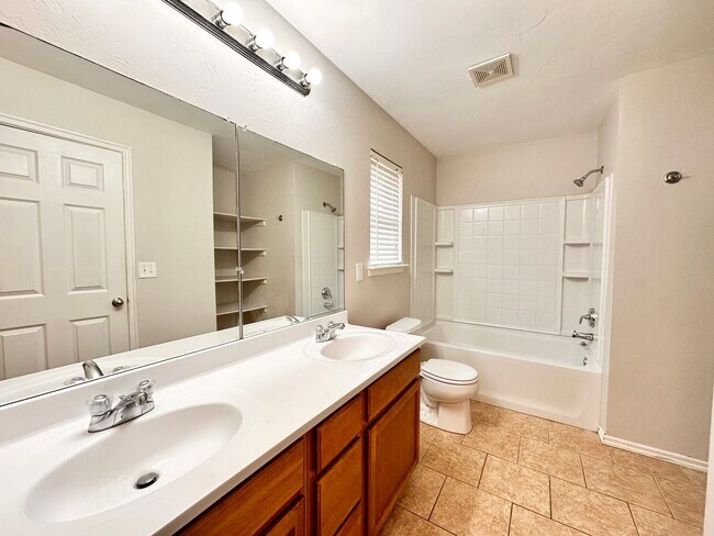 Building Photo - Newer 3 Bedroom off I-240