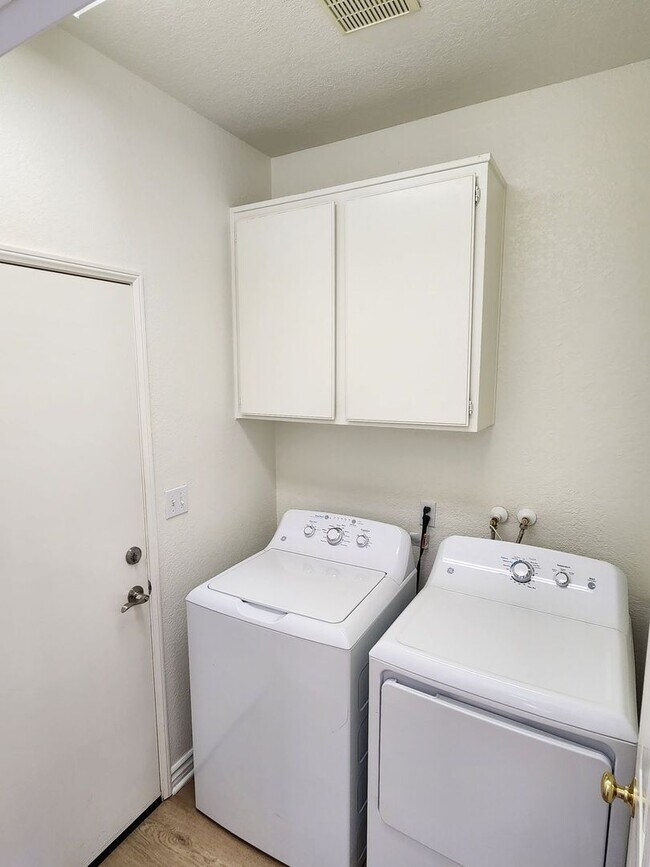 Building Photo - Beautiful Upgraded Home in RSM!