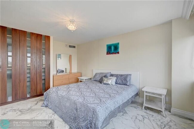 Building Photo - 2030 S Ocean Dr