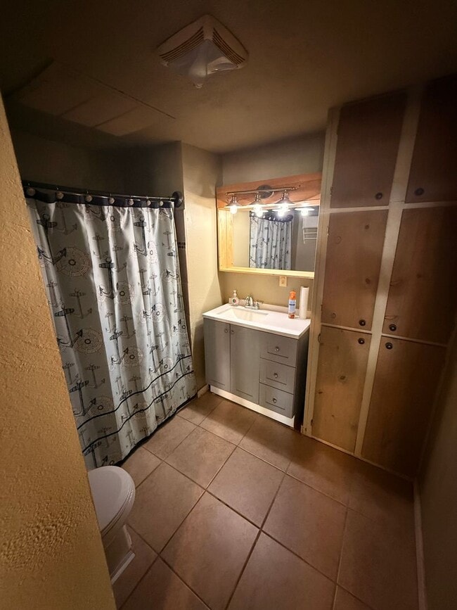 Building Photo - Pet Friendly 3 Bdrm 1 Bath 1.8 Miles to OI...