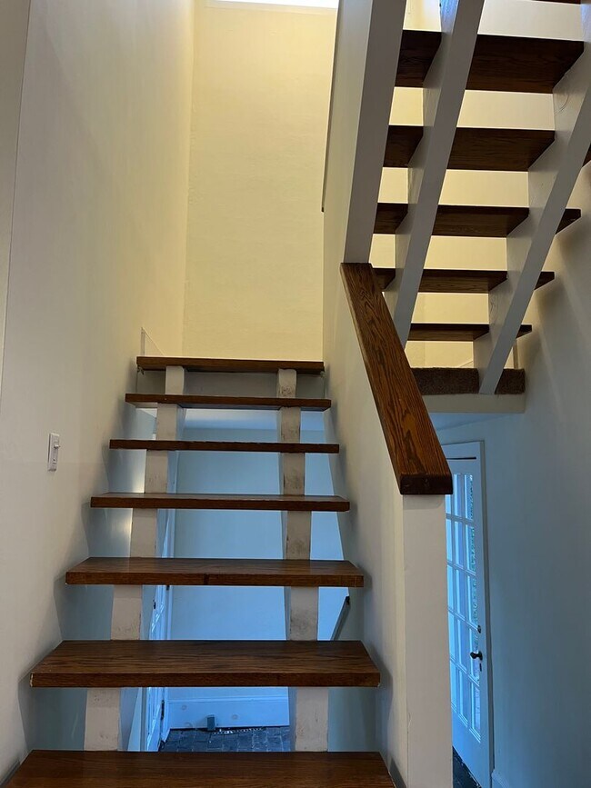 Building Photo - Very Spacious 2/2.5 Condo w/ Off-Street Pa...