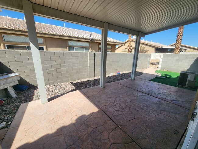 Building Photo - A Fabulous 3 Bedroom Townhome In North Las...