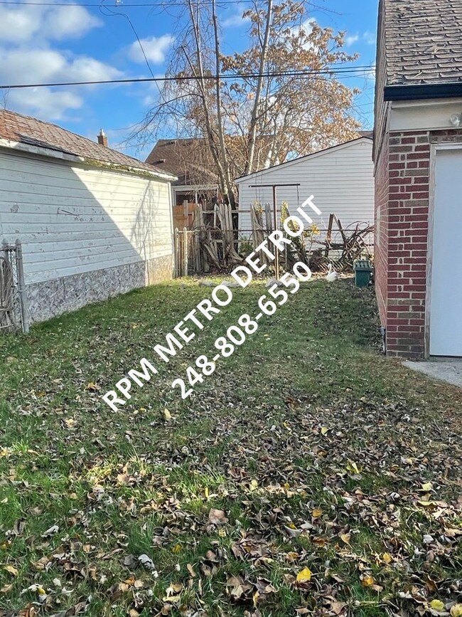 Building Photo - Brick Bungalow in Detroit