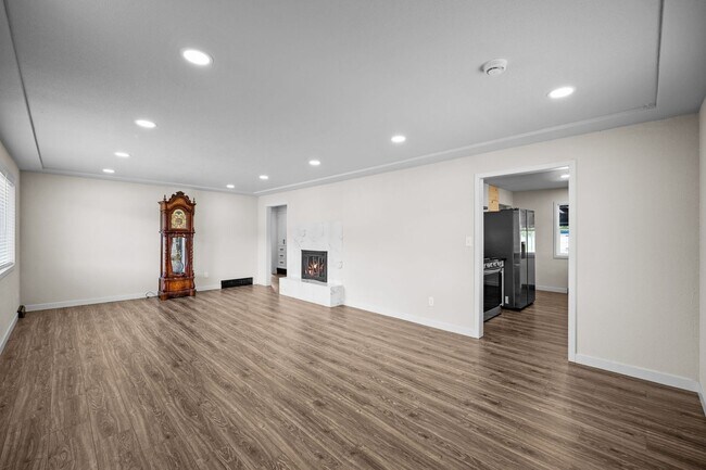 Building Photo - Gorgeous North Side Home With Shop!