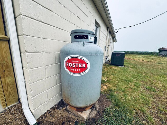 Building Photo - Adorable Home/Country setting