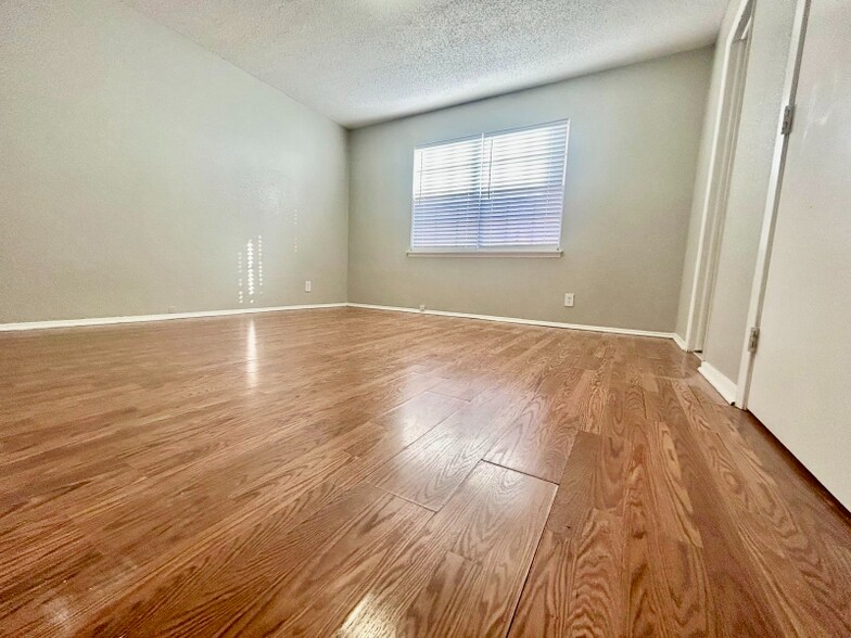 Building Photo - 3836 Englewood Cir