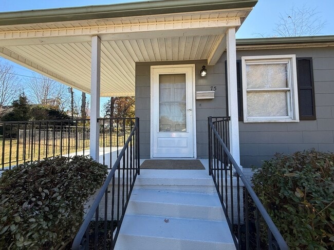 Building Photo - Charming 2 Bedroom Home With Spacious Yard!