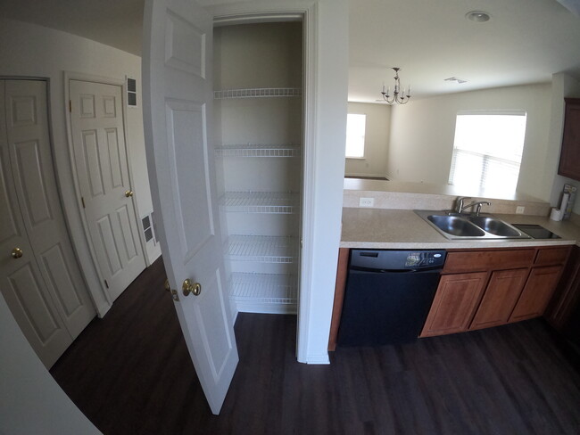 Building Photo - 2121 Quail Hollow Dr
