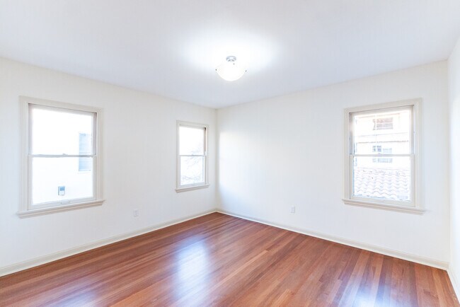 Building Photo - 1066  S Genesee-