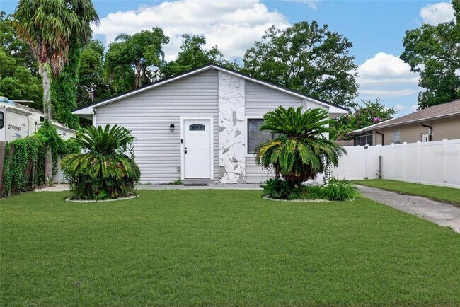 Building Photo - 8114 N Edison Ave