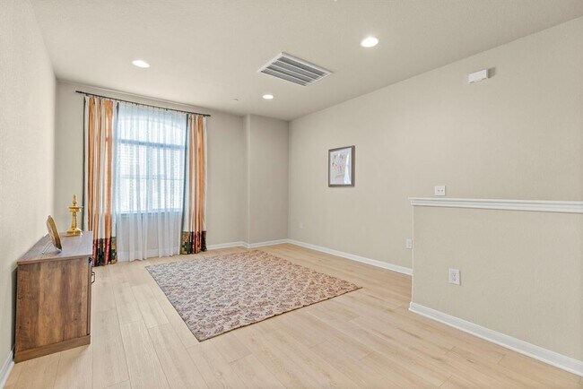 Building Photo - 2880 Donnell Dr