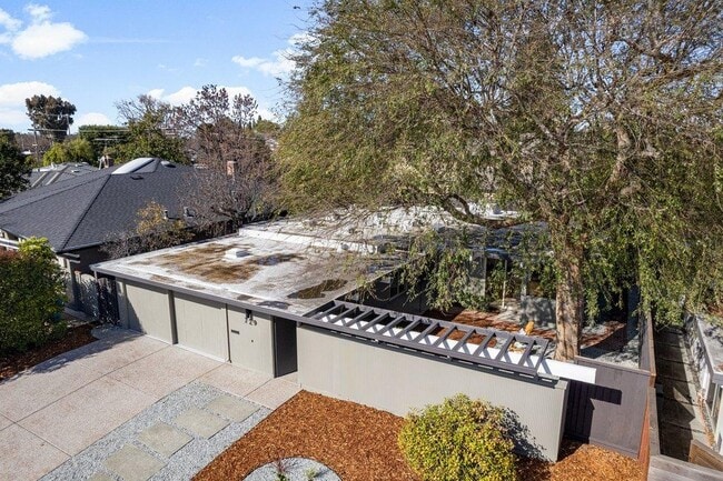 Building Photo - 729 Stendhal Ln