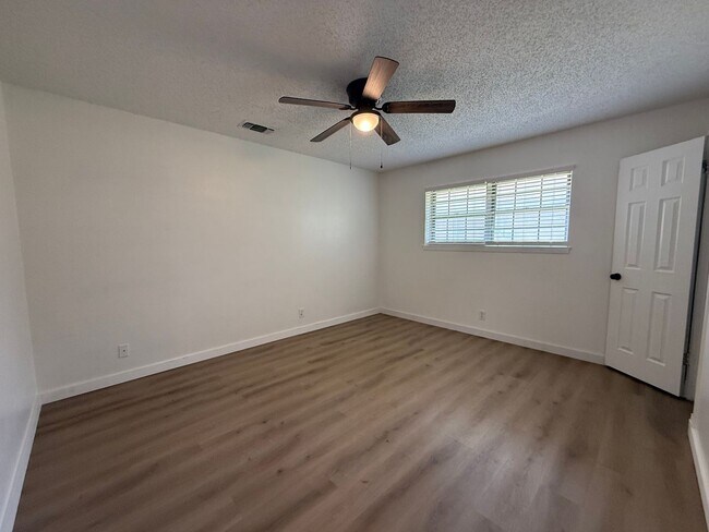 Building Photo - BEAUTIFUL 4 Bedroom 2 Bath  home with spacious backyard AVAILABLE NOW!