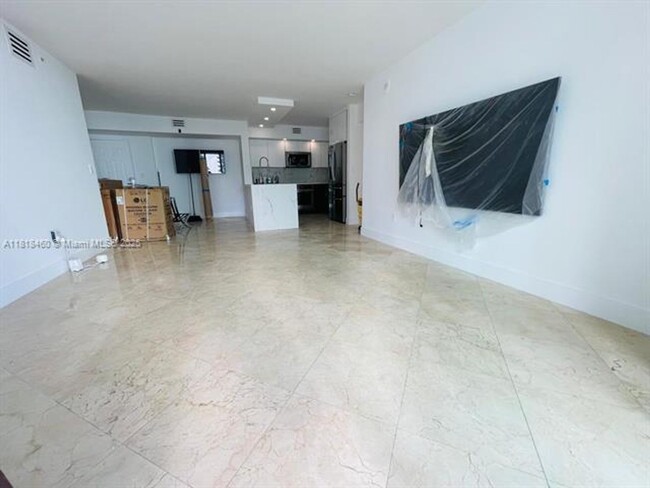Building Photo - 1155 Brickell Bay Dr