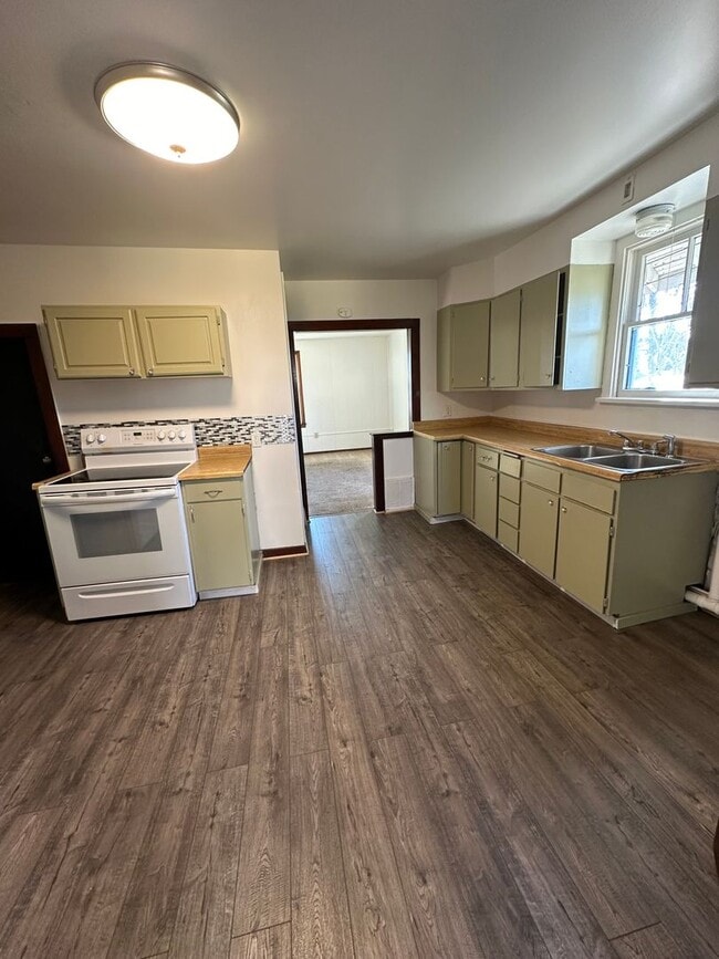 Building Photo - Quaint home with unique charm!