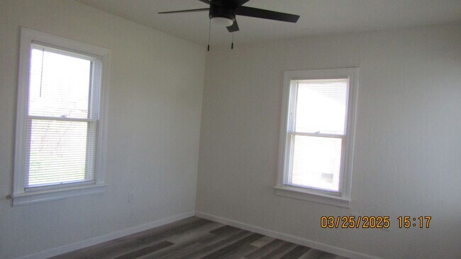 Building Photo - Newly renovated! Pet Friendly! Centrally l...