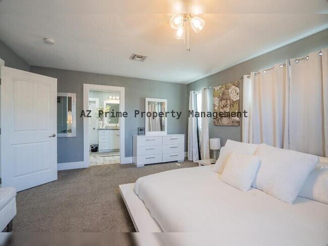 Building Photo - 1942 W Indianola Ave