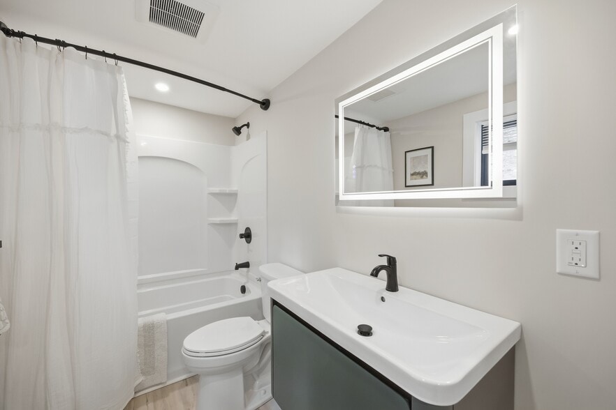 Full Bath Tub & Shower - 25 Ambrose Avenue