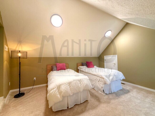 Building Photo - Elegant & Sprawling South Hill Home