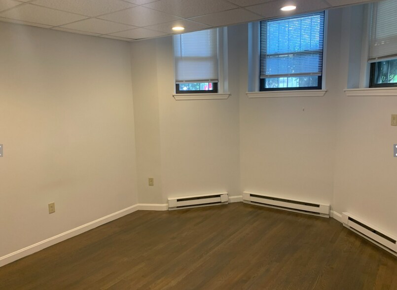 Building Photo - 69 Park Dr