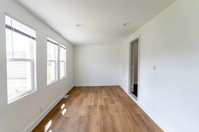 Building Photo - 4717 W Berteau Ave