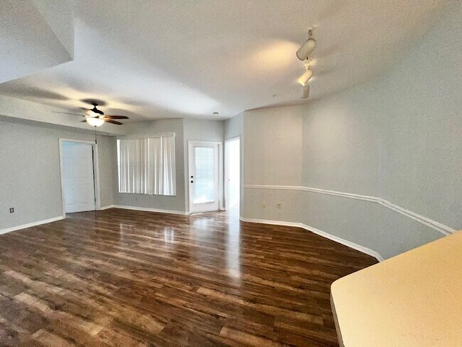 Building Photo - MOVE IN NOW! 2x2 WITH FRESH INTERIOR PAINT & LAMINATE WOOD FLOORING! PRIVATE BALCONY!!!