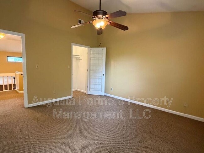 Building Photo - 3148 Vlg W Dr