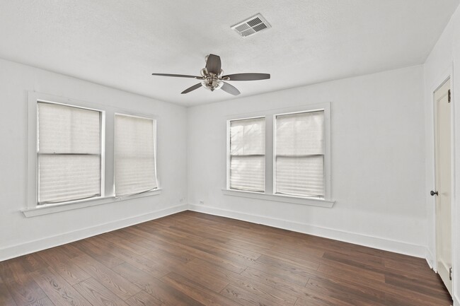 Building Photo - 2406 Oaklawn Dr