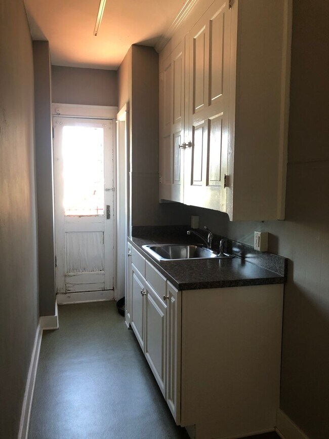 Building Photo - 104 West Chestnut