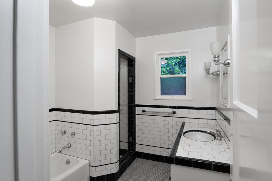 shower - 638 N Gardner St