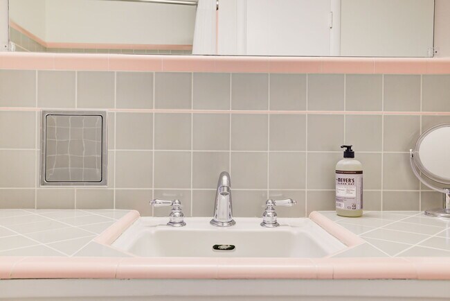 Building Photo - 672 Baden Ave