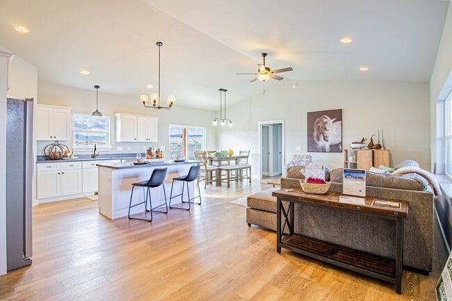 Building Photo - 1300 Mahalo Ln