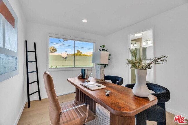 Building Photo - 802 N Crescent Dr