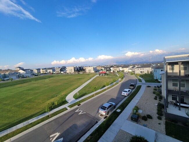 Building Photo - "Spacious 4-Bed Townhouse with Scenic View...