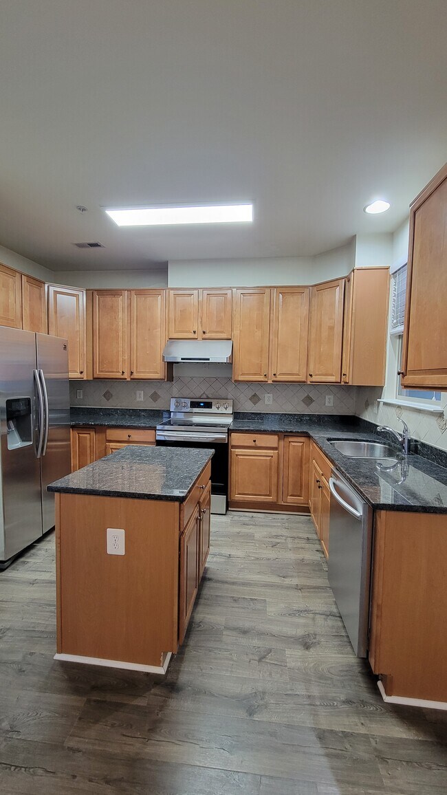 Building Photo - 18 S High St