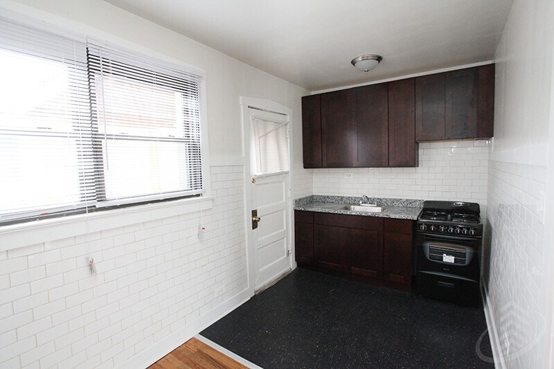 Building Photo - 6364 N Hermitage Ave
