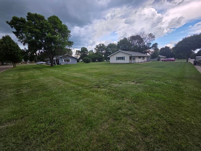 Building Photo - 2019/2021 Duncan Road