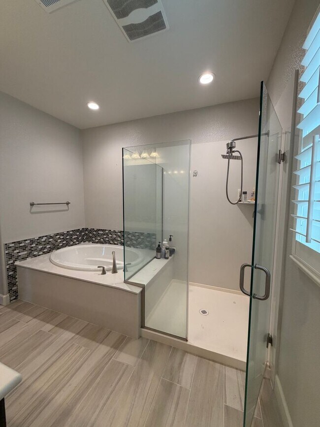 Building Photo - Beautiful Upgraded 4 Bed 3 Bath home in San Ramon Gale Ranch