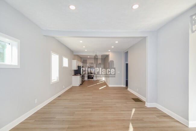 Building Photo - 2224 N Kenwood Ave