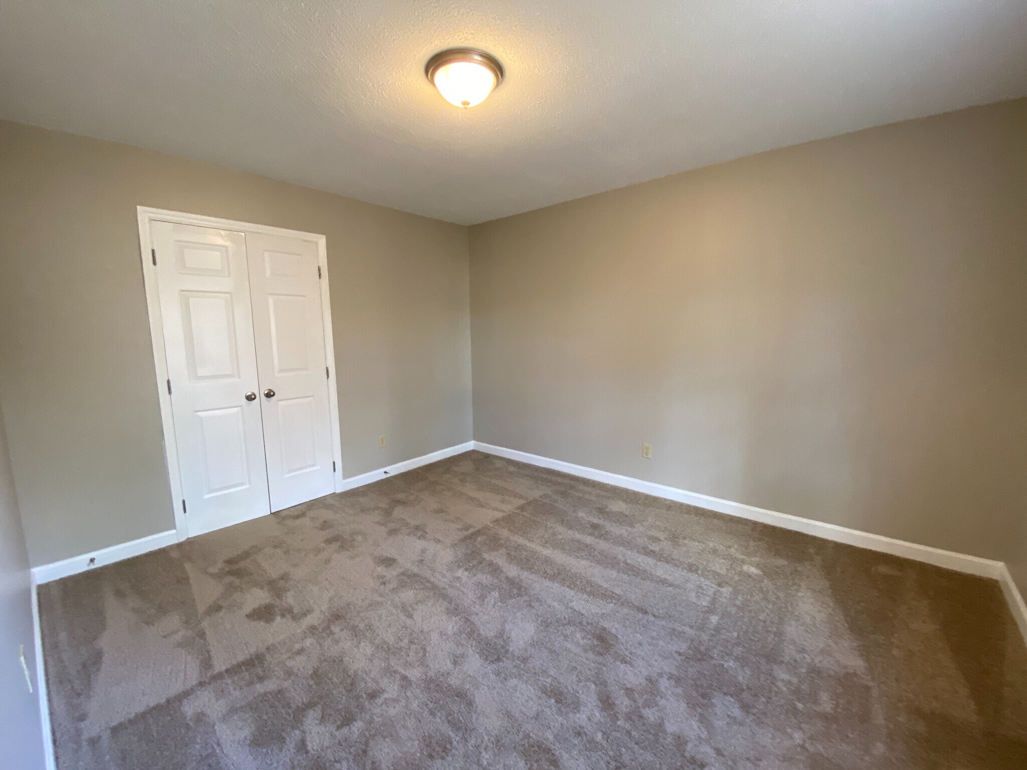 Building Photo - Room in House on Woods Ream Dr
