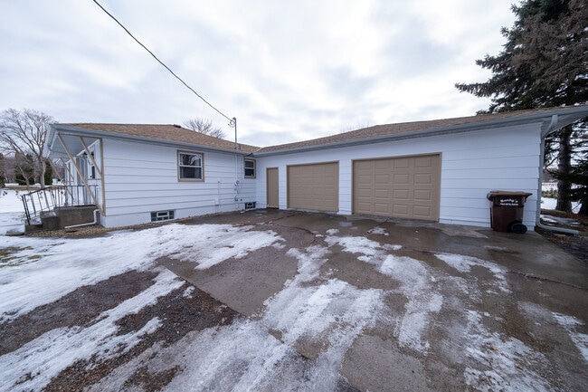 Building Photo - 22925 Oakdale Dr