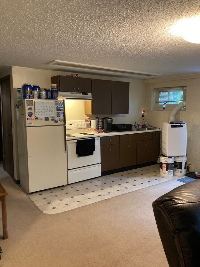 Building Photo - 1618 Maple Grove Rd