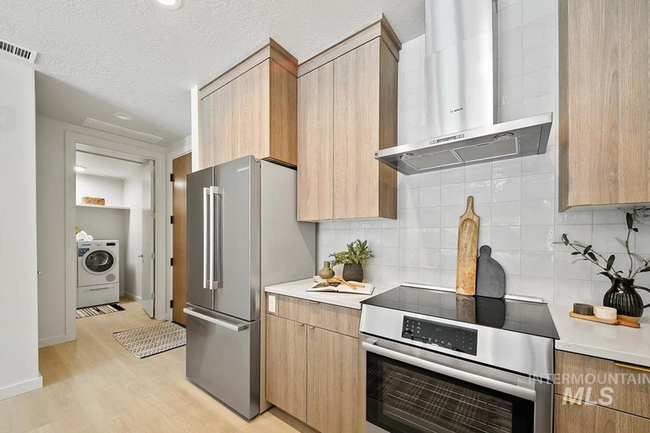 Building Photo - Stylish 1 Bed, 1 Bath Main-Level Condo in ...