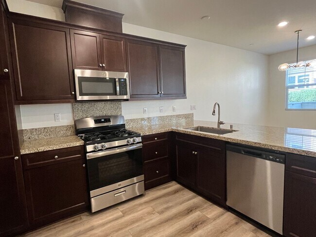 Building Photo - Spacious 3 bedroom, 3-bathroom condo for rent