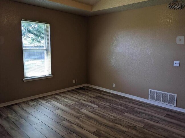 Building Photo - 1204 Lisa Ln