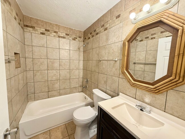 Building Photo - 4-bed, 3-bath, HUGE yard!