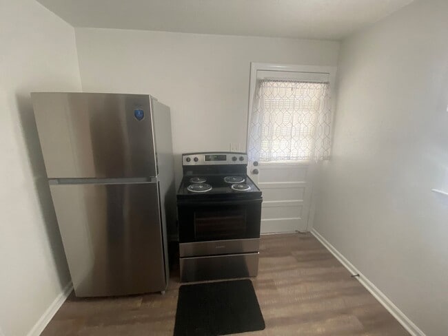 Building Photo - ! This charming one-bedroom oasis is now available, and it comes with a fantastic 2-year lease. D...