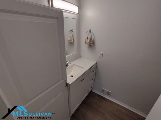 Building Photo - 220 Elizabeth St