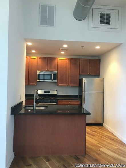 Building Photo - 600 Columbia Rd