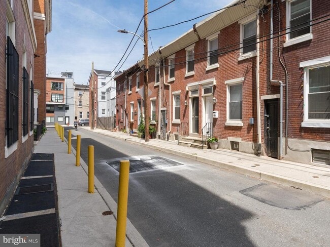 Building Photo - 1741 Sepviva St